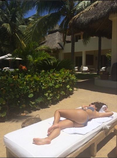 Kim kardashian sunbathign1