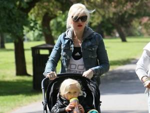 2011__05__Gwen_Stefani_may9_545a 300&#215;227.jpg