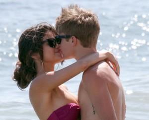 2011__07__Justin_Bieber_Selena_Gomez_July5news 300×242.jpg