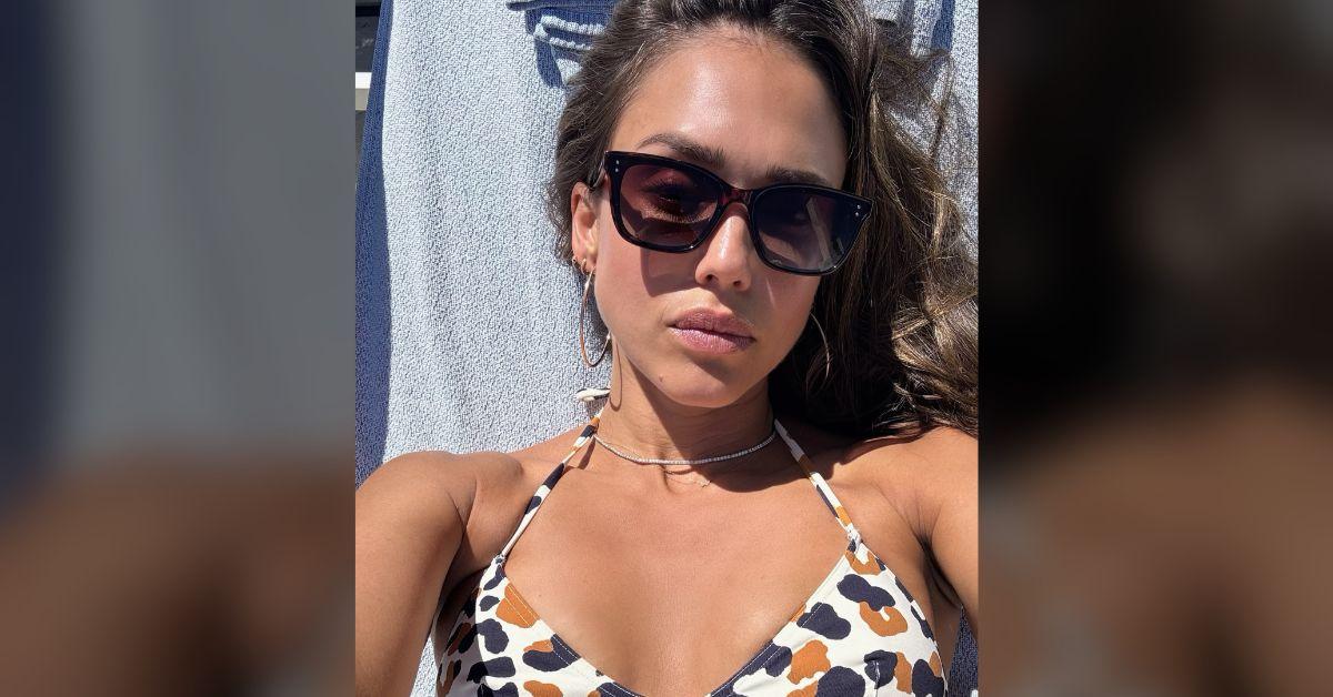 single jessica alba cleavage baring bikini vacation photos