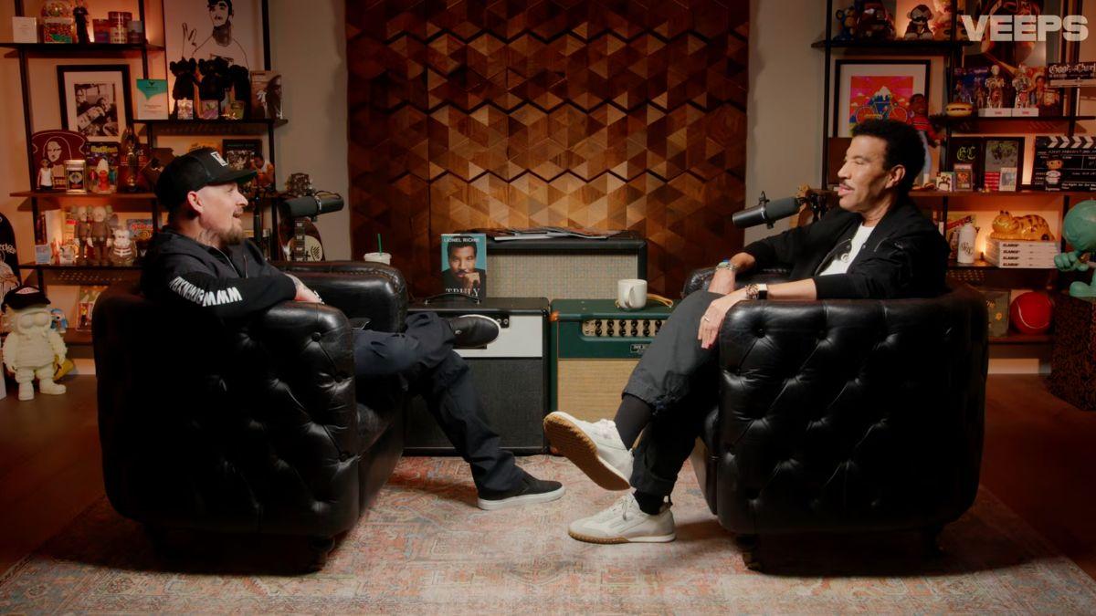 Image of Lionel Richie makes it a point to be kind to fans.