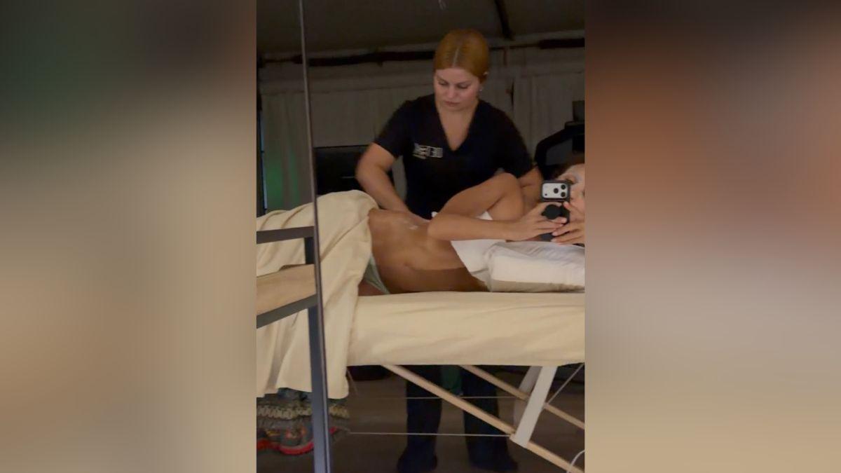 Image of Jessica Alba took a selfie as she received a massage.
