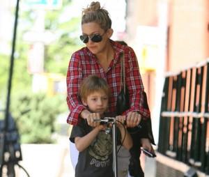 2010__06__kate_Hudson09_june8 300&#215;254.jpg