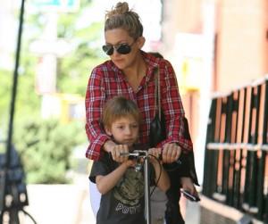 2010__06__kate_Hudson09_june8 300×254.jpg