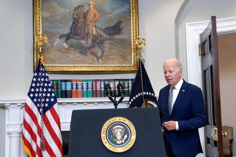 joe biden caught reading cue cards