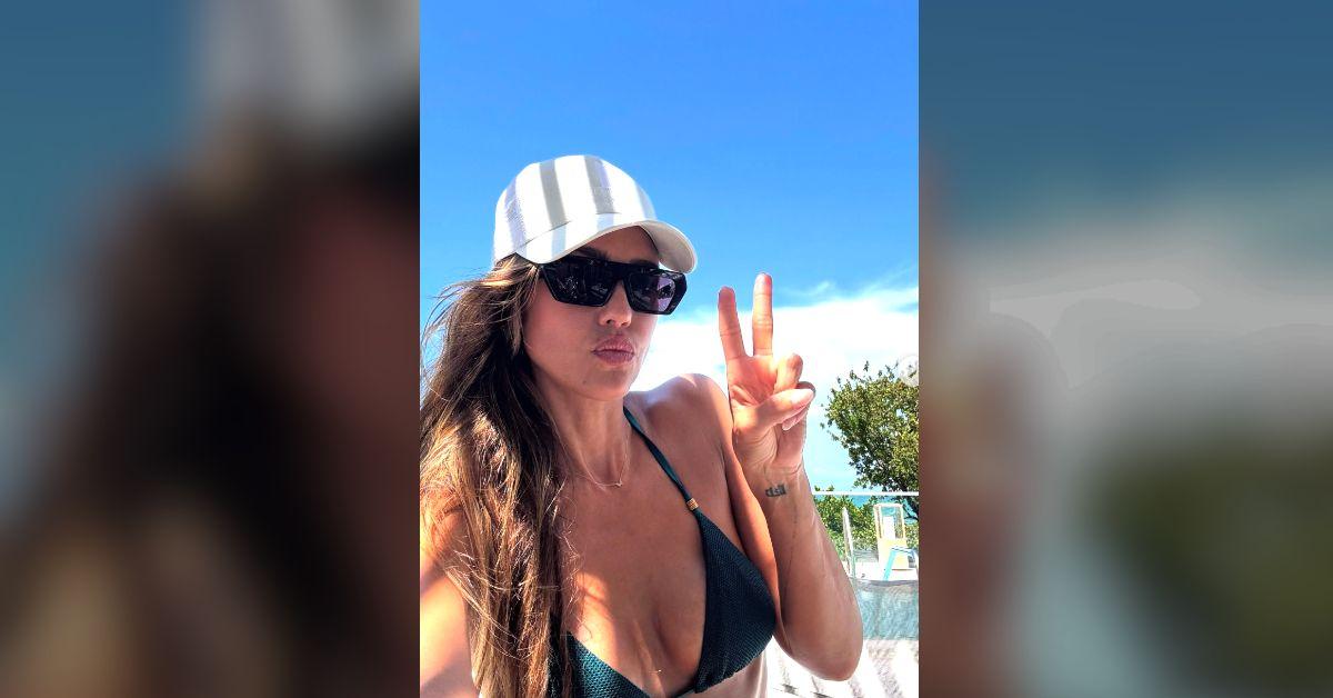 Image of Jessica Alba bared her cleavage in a bikini.