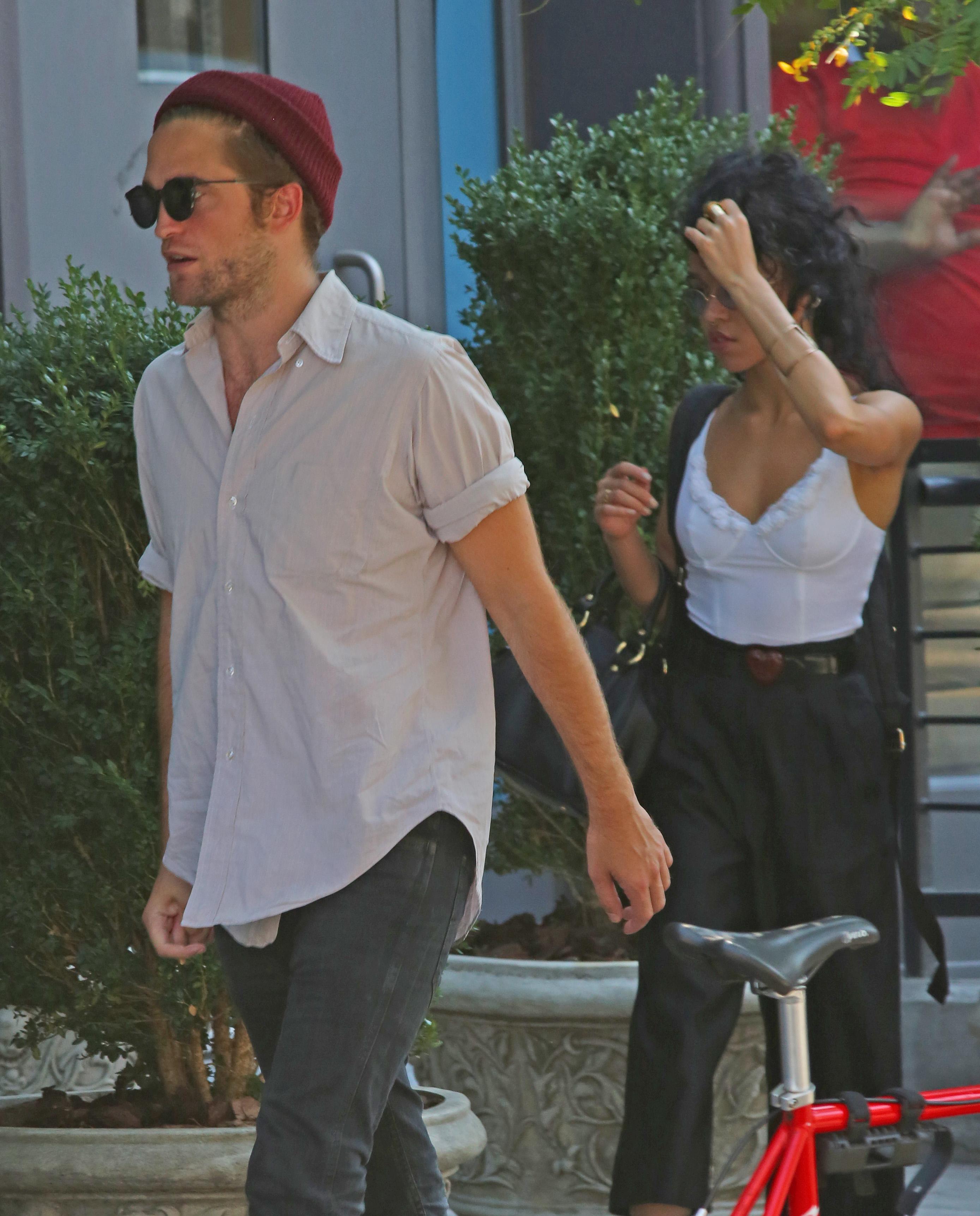 Robert Pattinson spotted walking around NYC with FKA Twigs and friends today