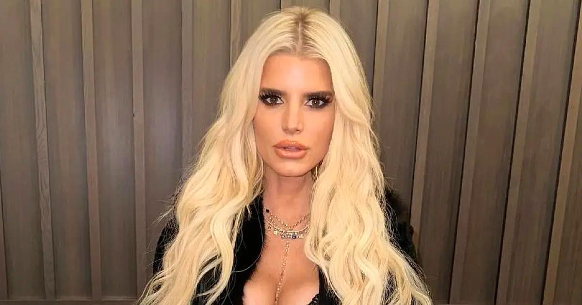 Jessica Simpson Shows Off Her Huge Baby Bump In Skintight Shirt