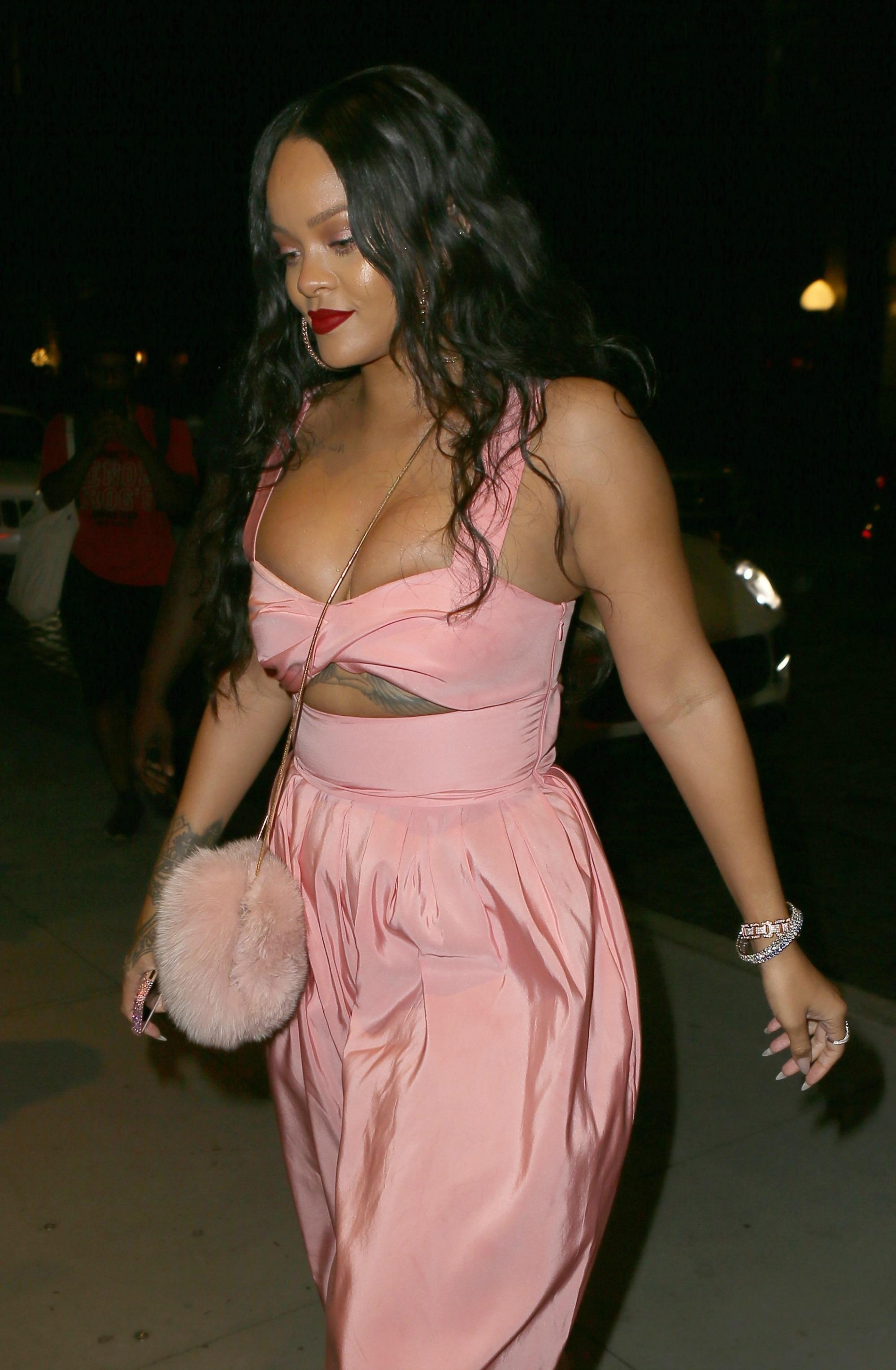 rihanna boobs pink top brooklyn pics 03