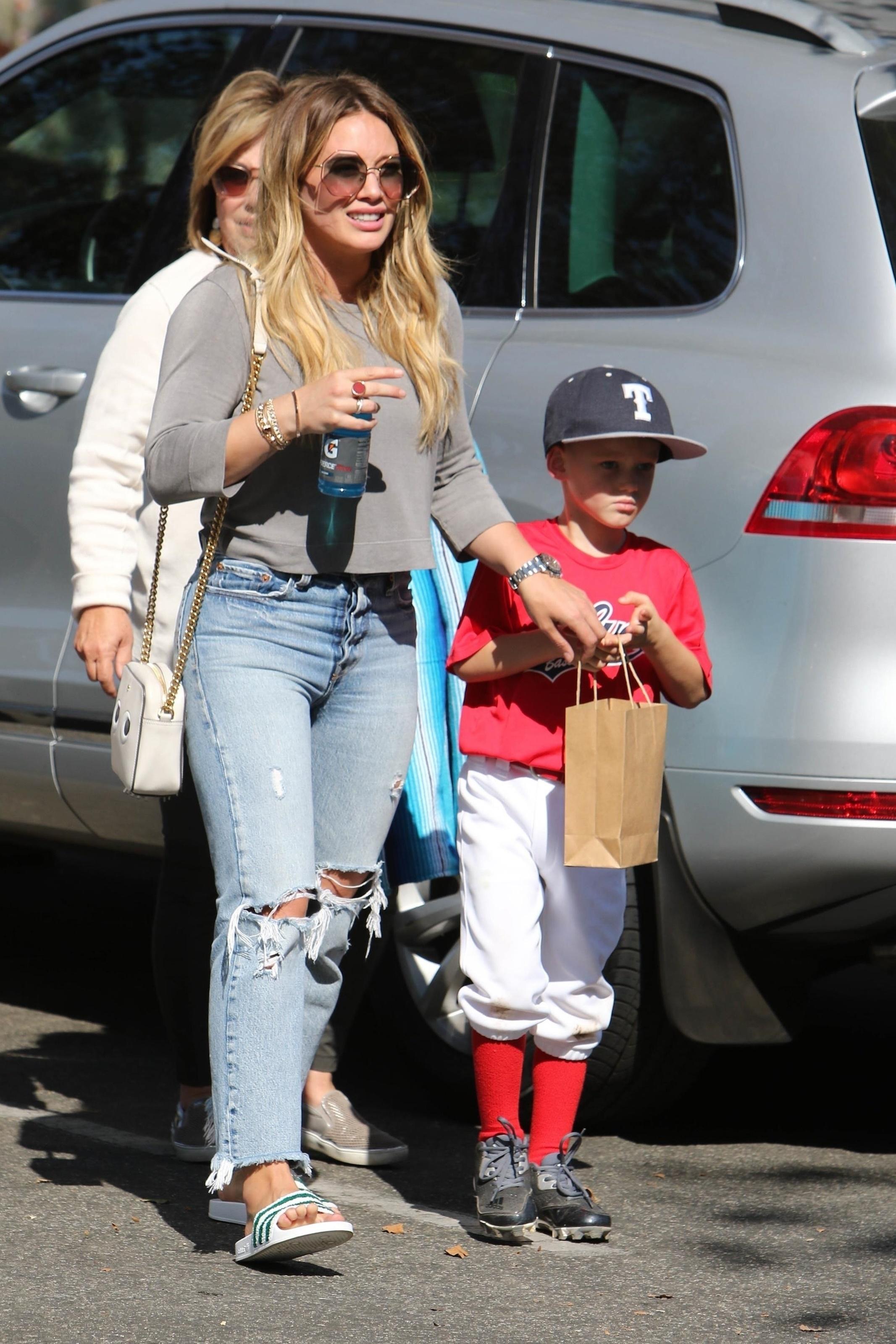 Hilary Duff meets up with ex Mike Comrie for Luca&#8217;s baseball game