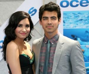 2010__05__Demi_Lovato_Joe_Jonas_May25newsne 300×288.jpg