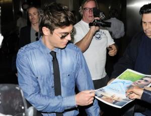 2010__07__Zac_Efron_July28_22 300&#215;232.jpg