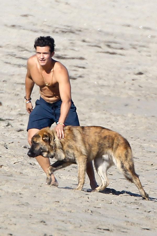 orlando bloom shirtless beach