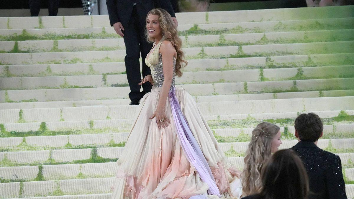 Image of Blake Lively sat at Anna Wintour's table at the Met Gala.