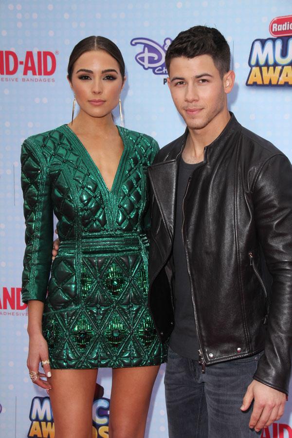 Nick jonas olivia culpo split splash 04