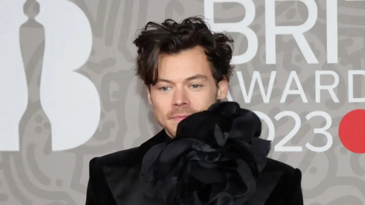 Image of Harry Styles reportedly signed an autograph outside the Knicks game the day before.