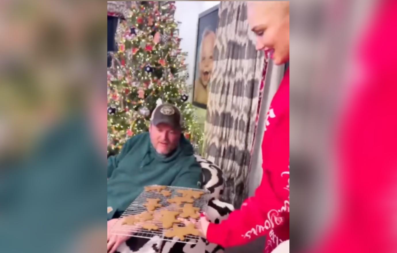 blake shelton gwen stefani kids baking cookies together