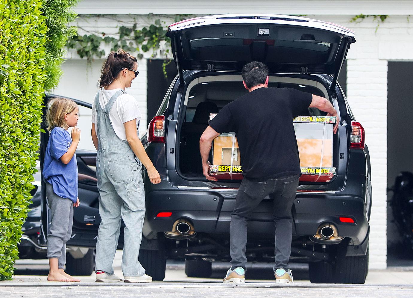 ben affleck jennifer garner samuel unpack car