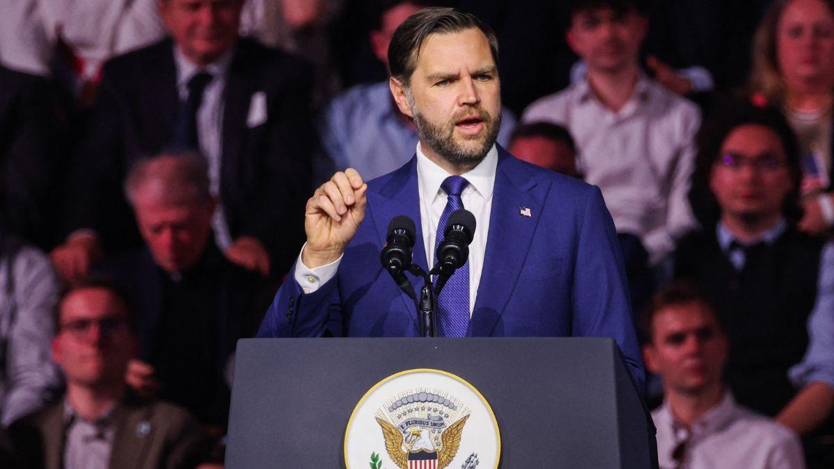 image of J.D. Vance defended Donald Trump's photo. 