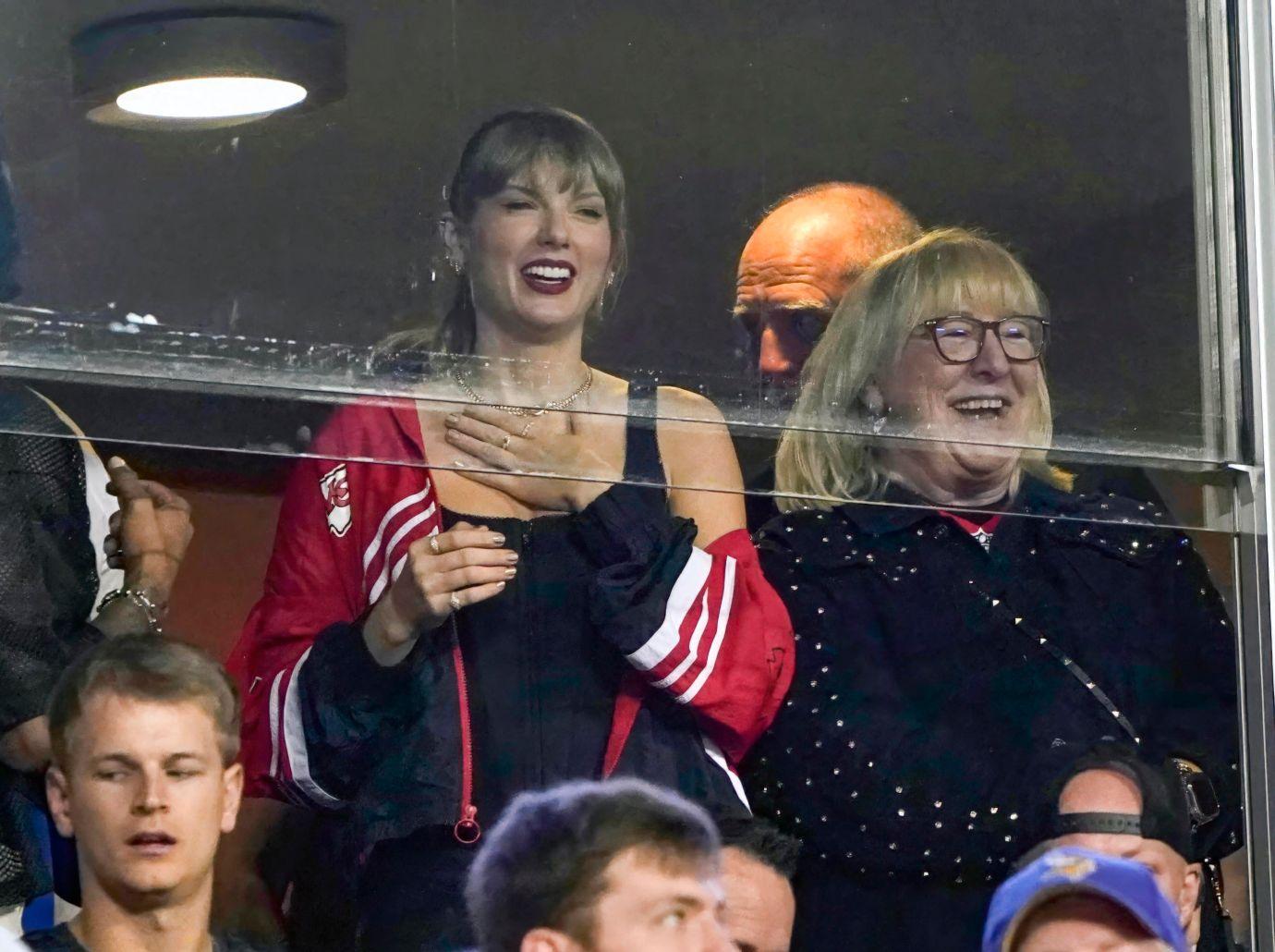 travis kelces dad ed hilariously responds bizarre theory romance taylor swift