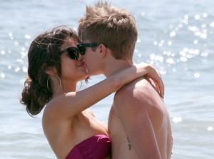 2011__06__Justin_Bieber_Selena_Gomez_June1news 300×223.jpg