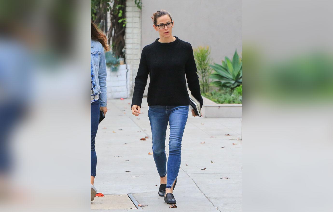 Jennifer garner dog matching reading glasses 2