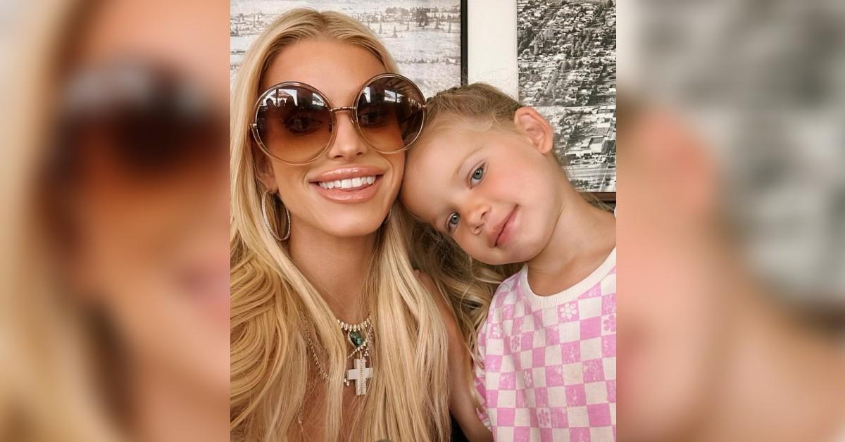 See Jessica Simpson Posts Adorable Pic With Daughters Maxie & Birdie