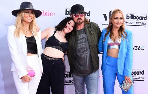 Tish Cyrus & Dominic Purcell Went To Couples Therapy After Noah Drama