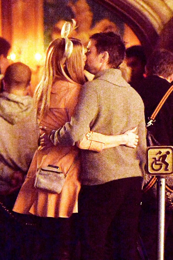 matt bellamy elle evans pda disneyland