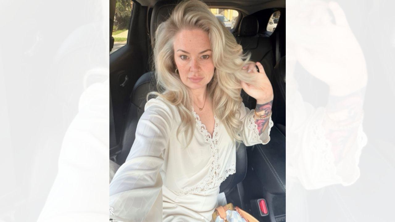 Image of Jenna Jameson smiled from inside her car to show off the curls. 