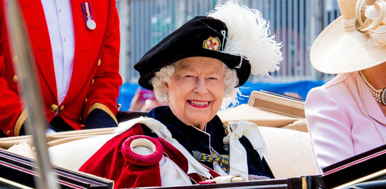 queen elizabeth new statue called horrendous looks mrs doubtfire