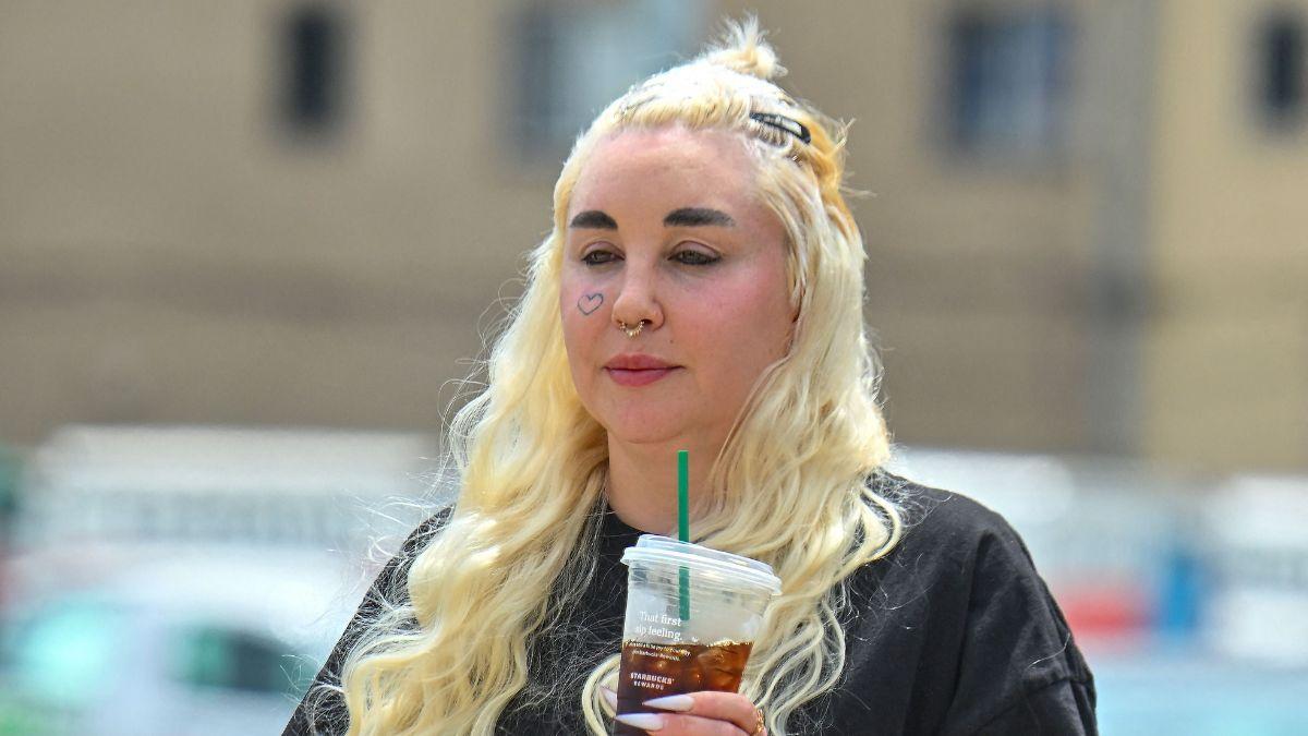 image of Amanda Bynes also previewed a rap song in 2021.