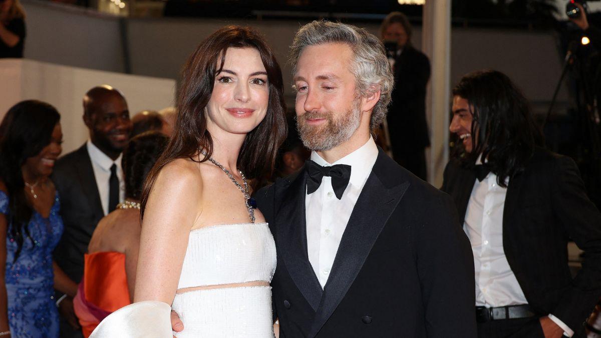 anne hathaway family life husband children
