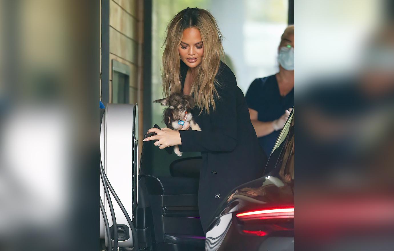 chrissy teigen celebrates six months without drinking ok