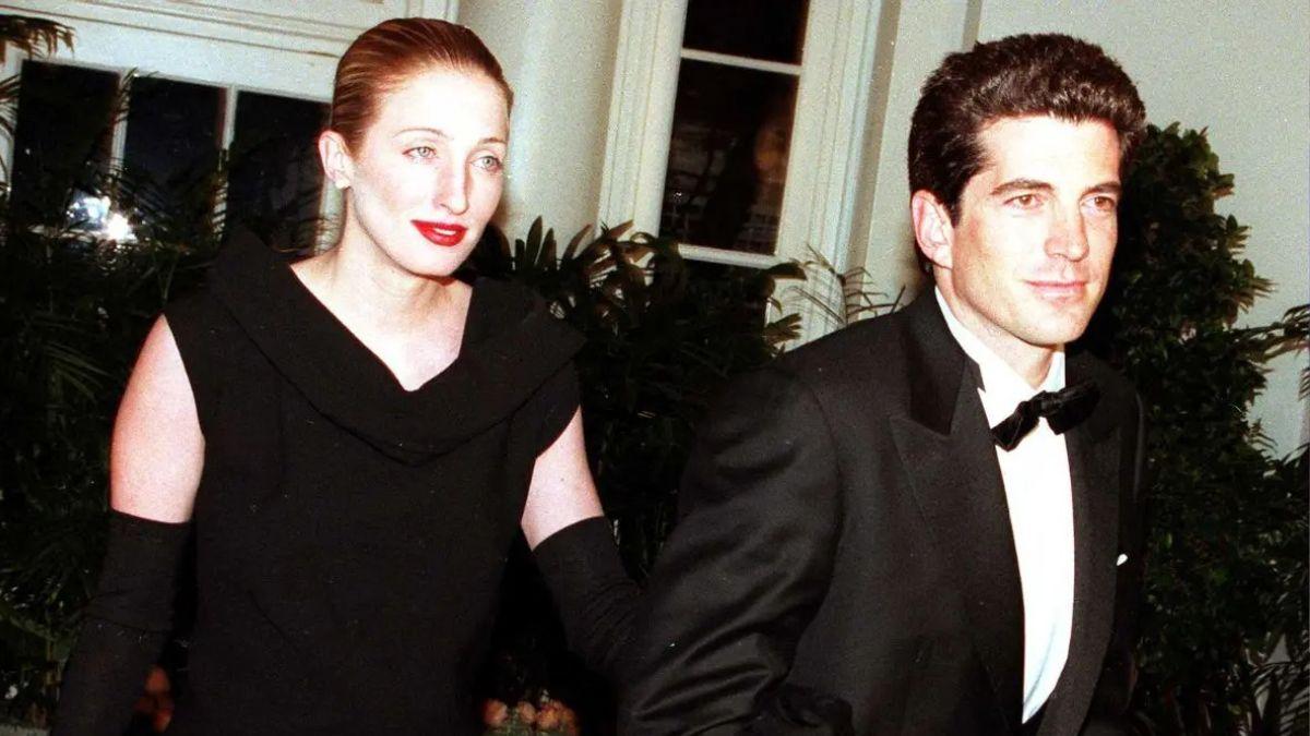 image of jfk jr and Carolyn Bessette