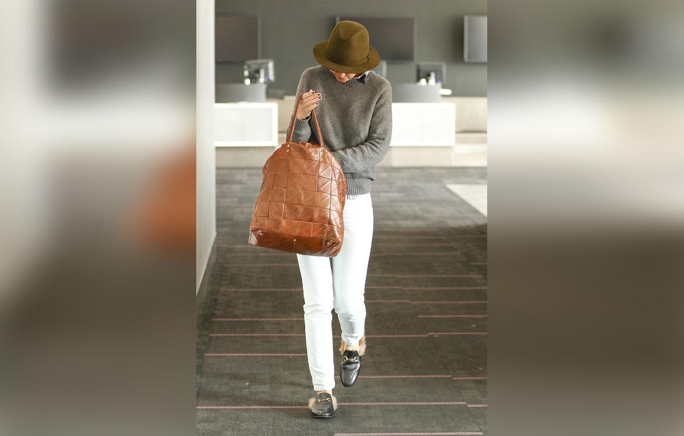 *EXCLUSIVE* Flying Solo &#8211; Katie Holmes Jets out of LAX