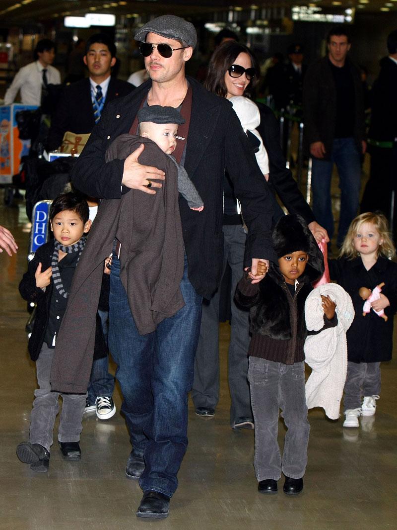 brad pitt pleading angelina jolie kids christmas 03