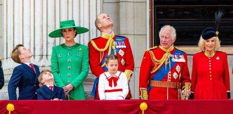 meghan markle prince harry urged apologize royal family