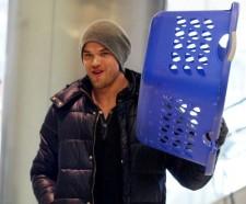 2010__01__Kellan_Lutz_Twilight_Jan21_07a 225×186.jpg