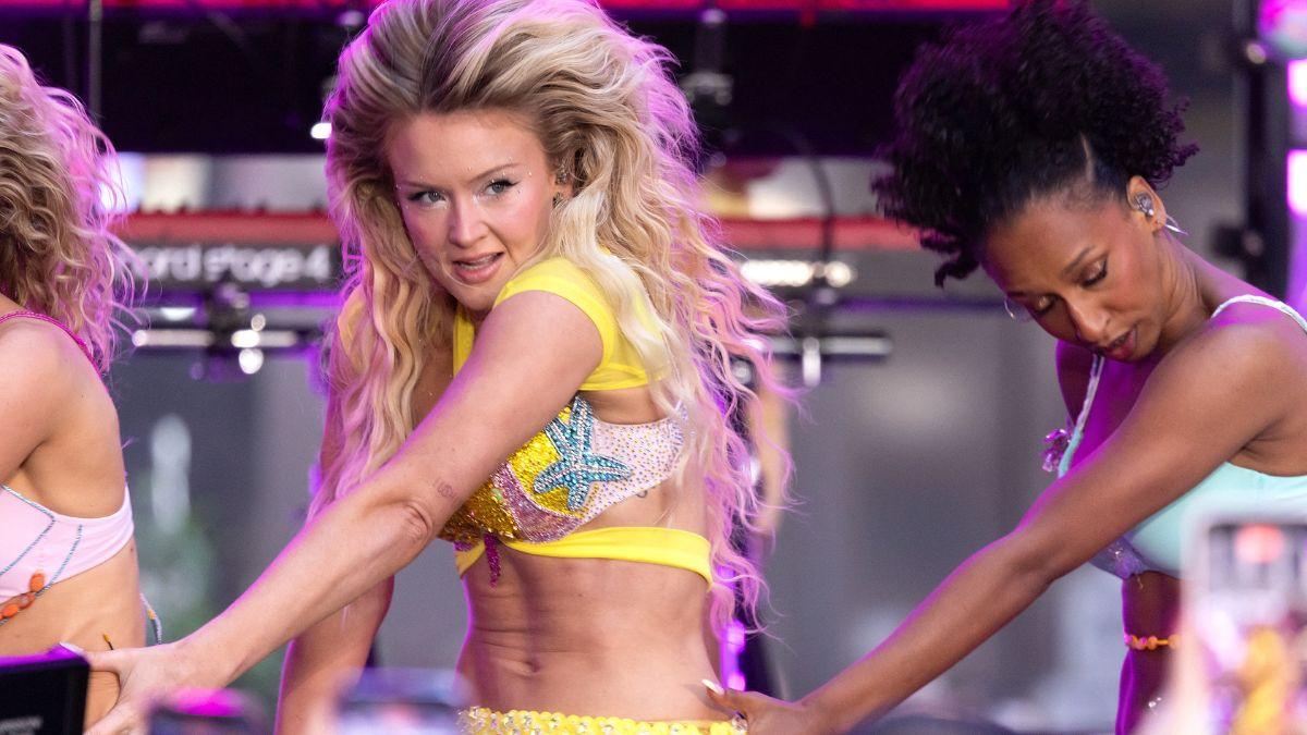 Image of Zara Larsson brought Sheinelle Jones on stage for 'Lush Life.'