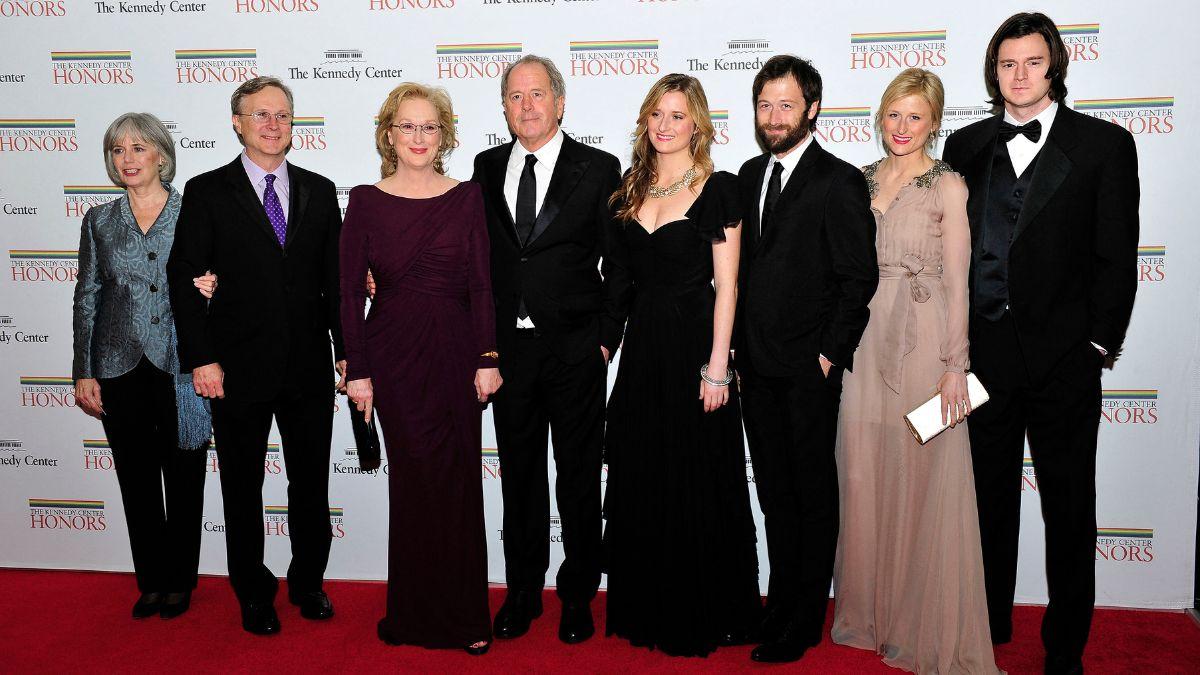 who plays caroline kennedy on love story meet grace gummer