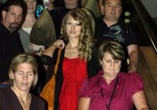 2010__02__Taylor_Swift_Feb5_main 225×159.jpg