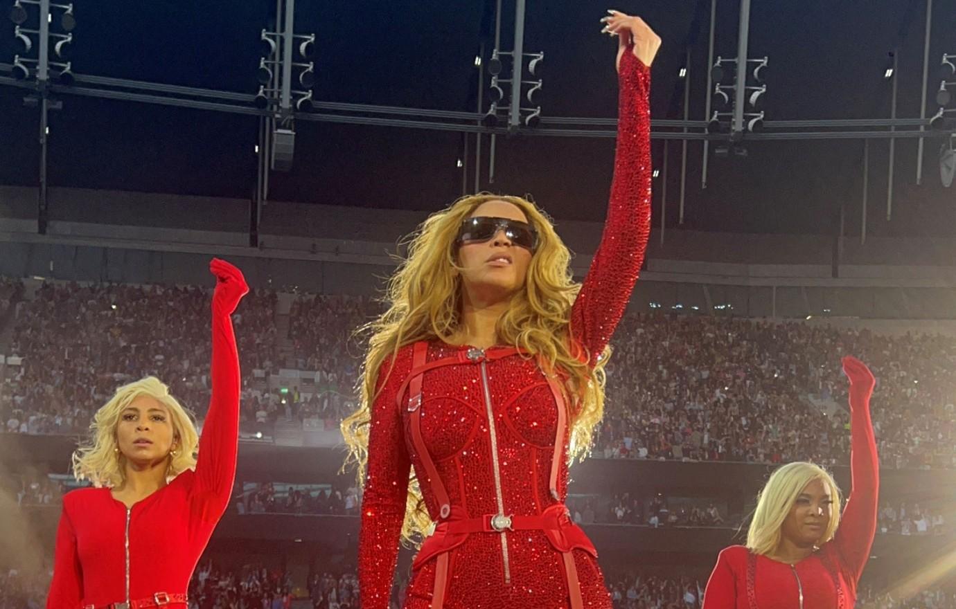 Beyonce Looked 'Pissed' After Stage Crew Messes Up Performance