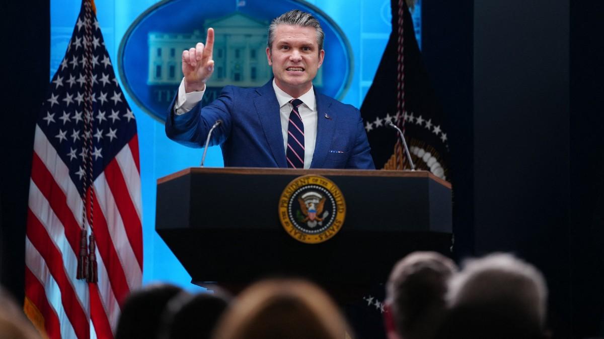 image of Pete Hegseth snapped at a reporter.