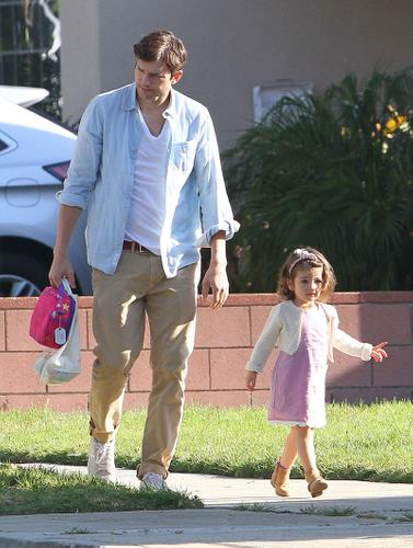 [PICS] Ashton Kutcher Daughter Wyatt Will Make Your Heart Melt