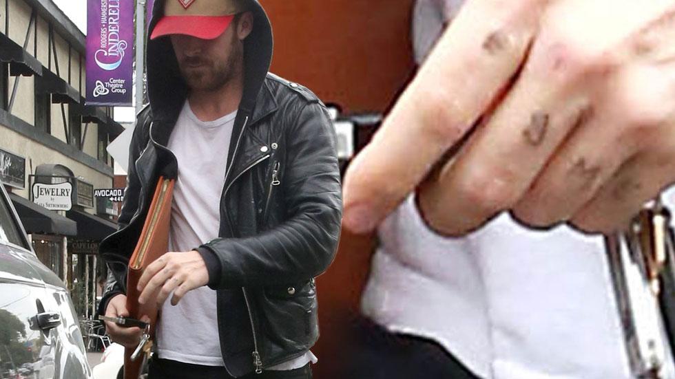 Ryan gosling daughter hand