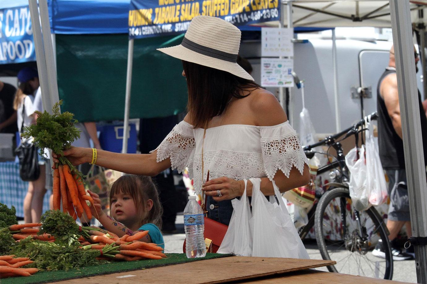 Jenna Dewan Tatum Daughter Everly Farmers Market Photos 04