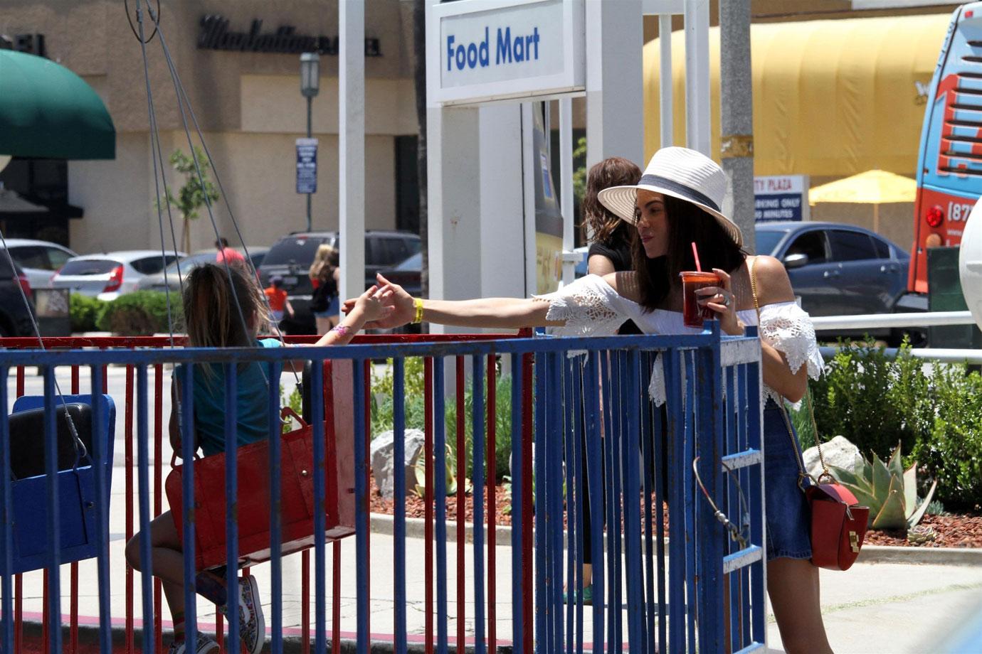 Jenna Dewan Tatum Daughter Everly Farmers Market Photos 06