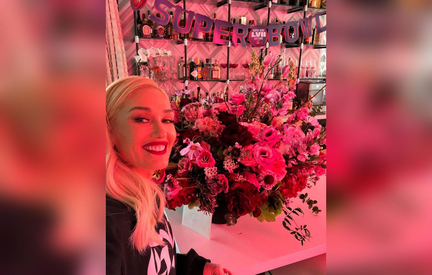 gwen stefani swoons cowboy blake shelton gifts flowers valentines day