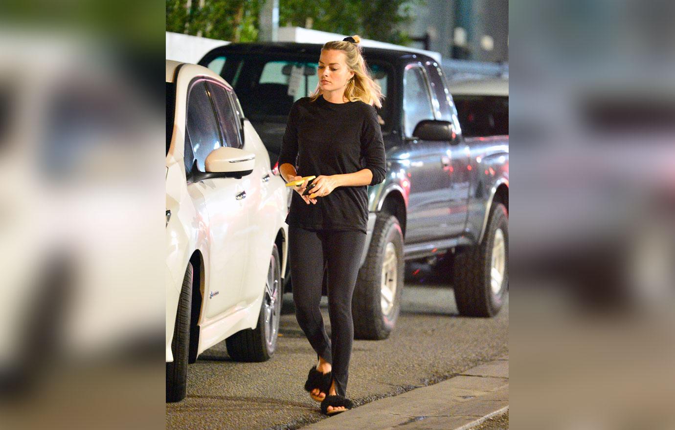 EXCLUSIVE: Margot Robbie grabs pizza to go from Jon &amp; Vinny&#8217;s in Los Angeles